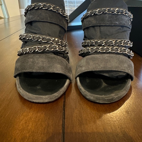 Chanel- Authentic . Comes with original packaging. Size:38 - Picture 2 of 9